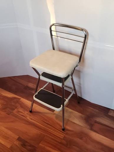 The ‘Chair’ She Found at a Thrift Store Was Actually a Hidden Step Stool