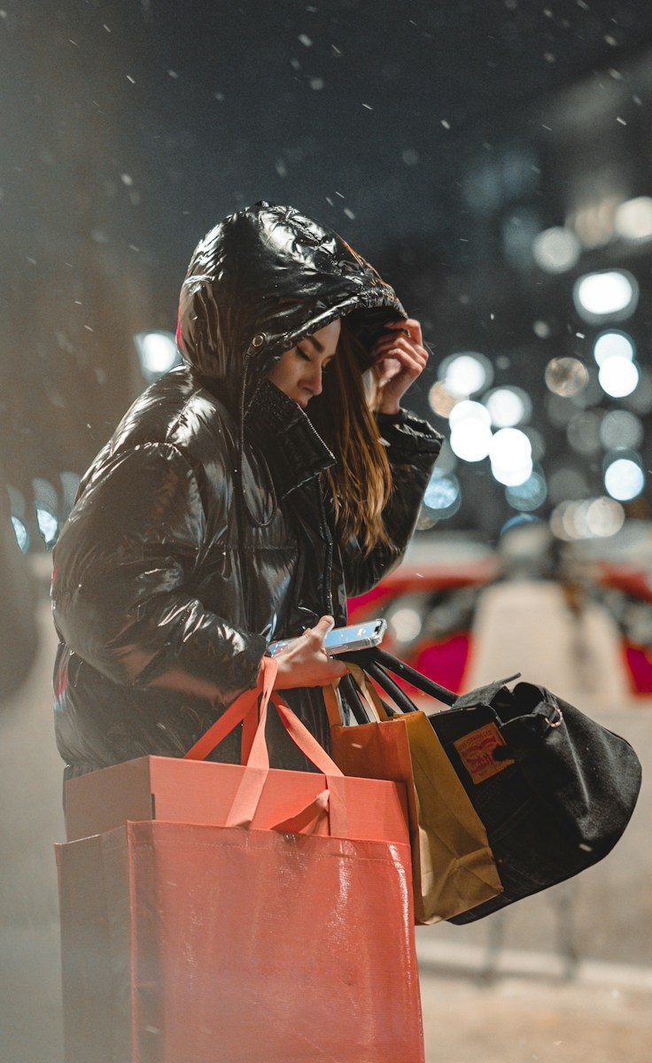 Everyone Skipped This Bag at the Thrift Store — She Found a Valuable Pen Inside