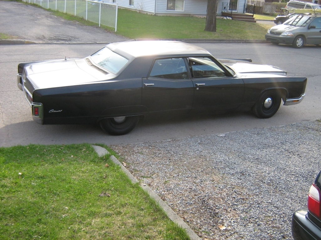 A Classic 1970s Lincoln Town Car Gets Its Luxurious Green Velvet Interior Put on Full Display