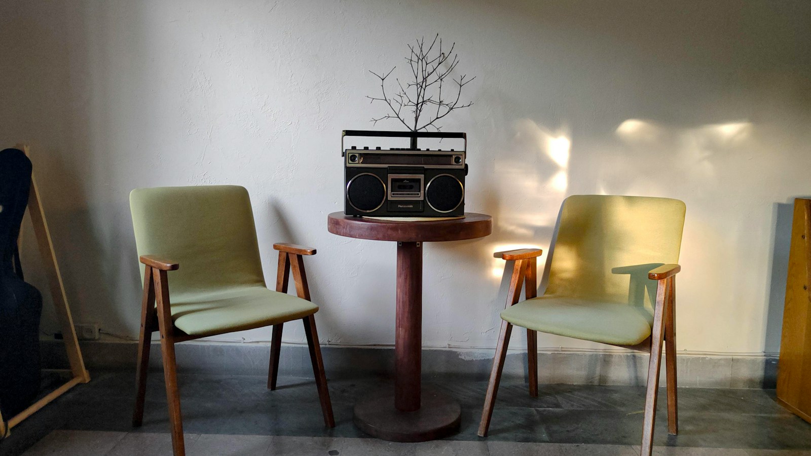 Three chairs and a table in a room